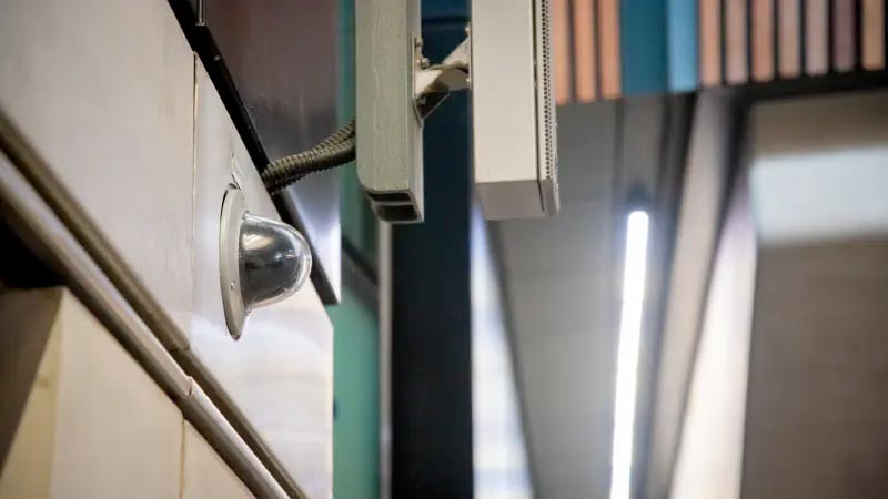 Камера, установленная внутри станции прямо рядом с громкоговорителем